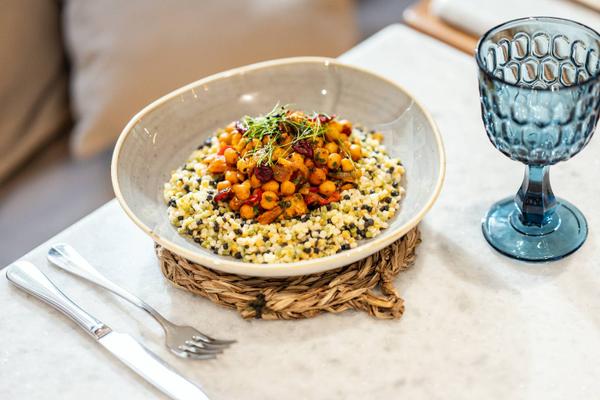 Tagine de Legume cu Naut si Caise Uscate Insotit de Cus Cus Aromatizat cu Menta